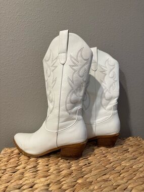 White Western Cowboy Boots - Women's Classic Embroidered Shaft